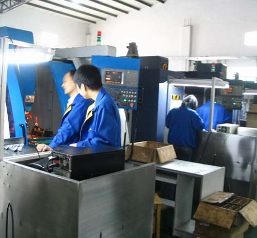CNC加工中心一角 (CNC Milling workshop)